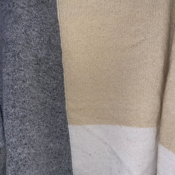 SOLD VICI cream, white, & grey cropped sweater Size M - Picture 3 of 8